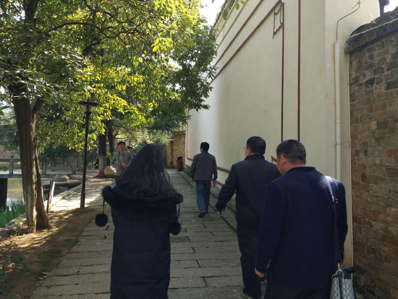 圖二：在導游陪同下參觀校園